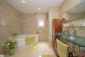 Villas à la Costa Brava avec salle de bain et jacuzzi