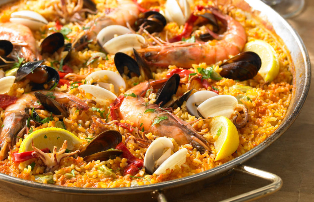 L’attribut alt de cette image est vide, son nom de fichier est paella-with-Spanish-1024x658.jpg.